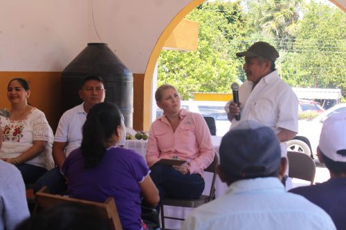 Verónica Camino Farjat Escucha Inquietudes de Mujeres y Hombres de Yucatán