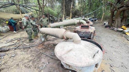 Desmantelan Fuerzas Federales Megalaboratorio Clandestino para Elaboración de Drogas, en el Norte del País