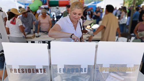 Llama Verónica Camino a Salir a Votar en Orden y con Paciencia