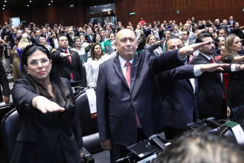 Integrantes del Grupo Parlamentario del PRI Rinden Protesta Durante la Sesión Constitutiva en la Cámara de Diputados