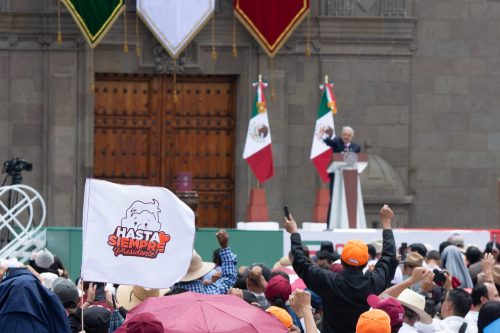 Rinde Presidente AMLO VI Informe de Gobierno afuera de Palacio Nacional