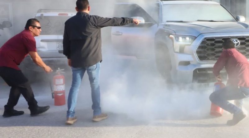 Incendio en Camioneta en que Viajaba Fernández Noroña; Sin Incidentes Mayores