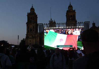 Clara Brugada acompañada de miles ve partido México vs Portugal, en el Zócalo Mundialista