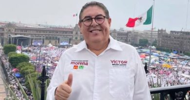 Senador Víctor Mercado se deslinda de alcaldes acusados de extorsión en Morelos, con los que se retrató