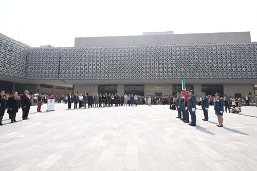 Realizan ceremonia cívica de abanderamiento por 90 años del Sindicato de Trabajadores de la Cámara de Diputados